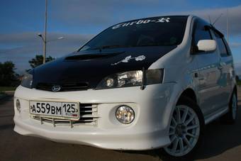 2001 Daihatsu YRV Images