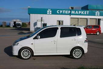 2001 Daihatsu YRV Photos