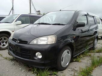 2001 Daihatsu YRV Photos