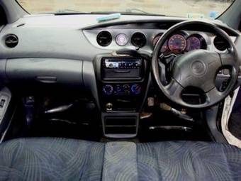 2001 Daihatsu YRV Photos