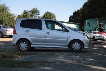 2001 Daihatsu YRV Pictures