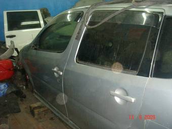 2001 Daihatsu YRV Pictures