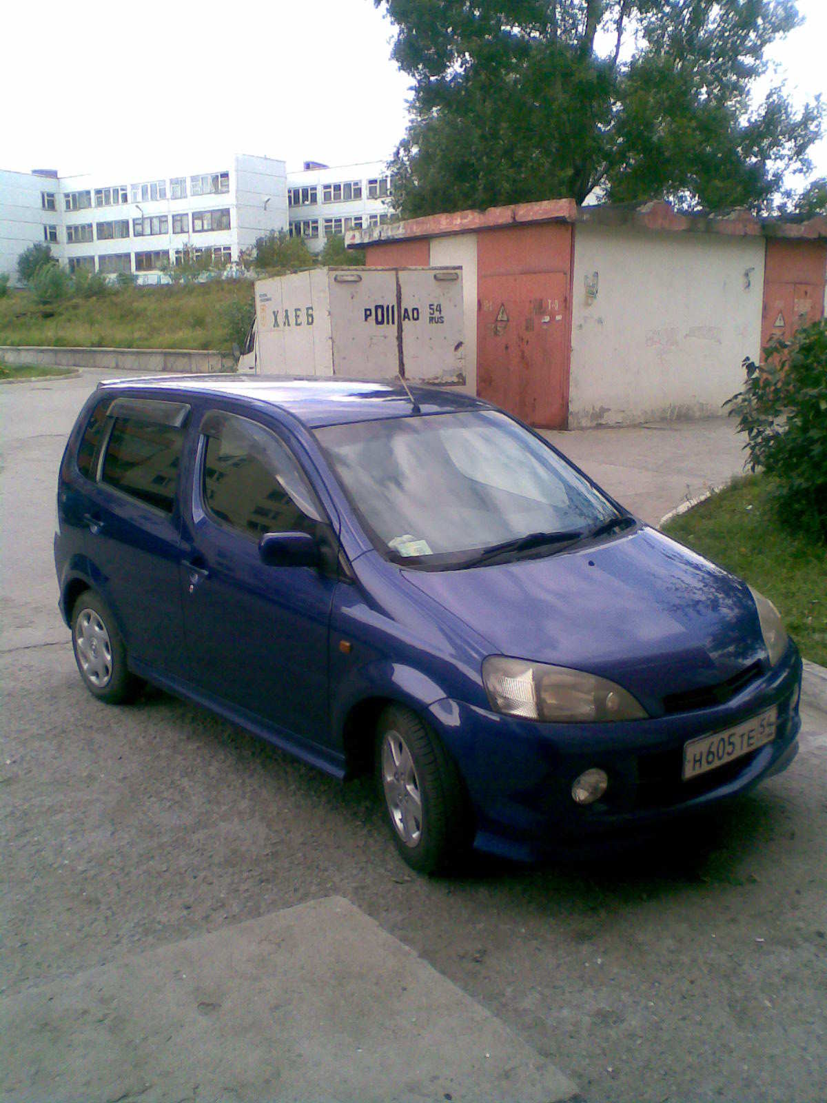 2001 Daihatsu YRV