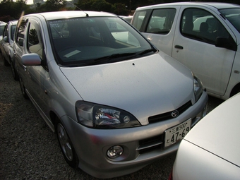 2002 Daihatsu YRV