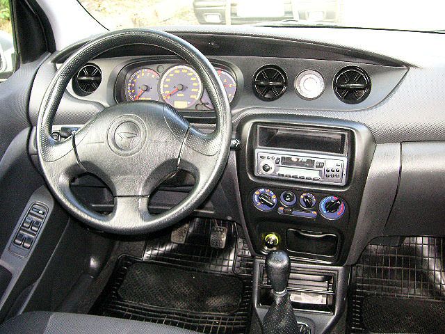 2002 Daihatsu YRV