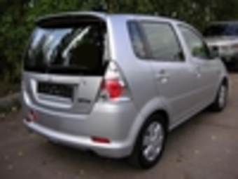 2002 Daihatsu YRV