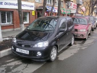 2002 Daihatsu YRV