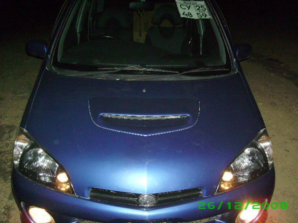 2002 Daihatsu YRV