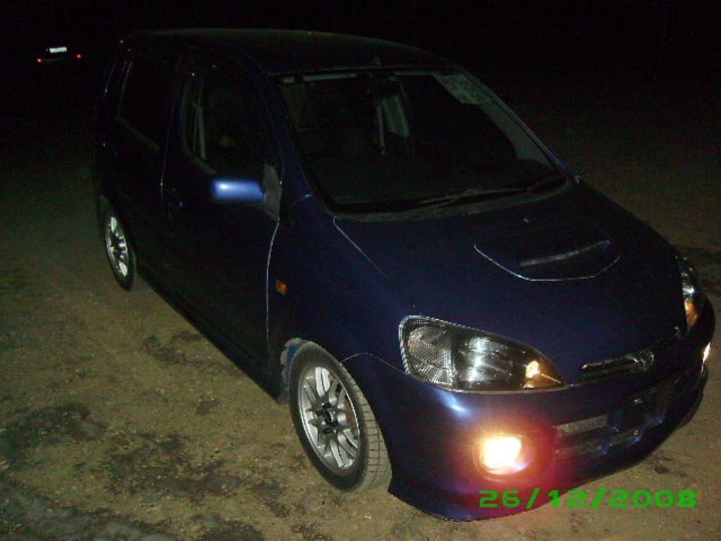 2002 Daihatsu YRV