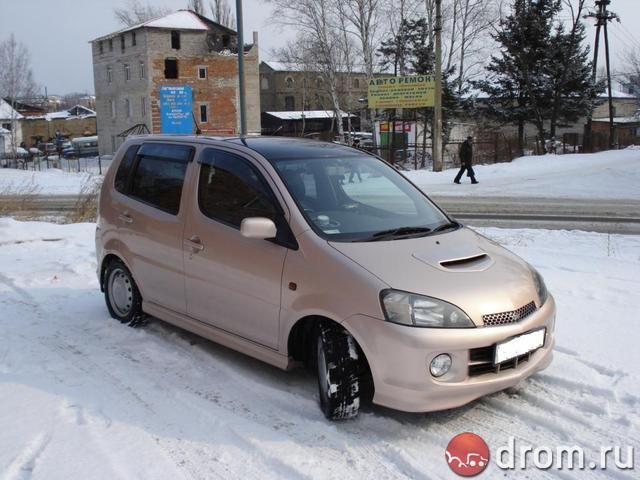 2002 Daihatsu YRV