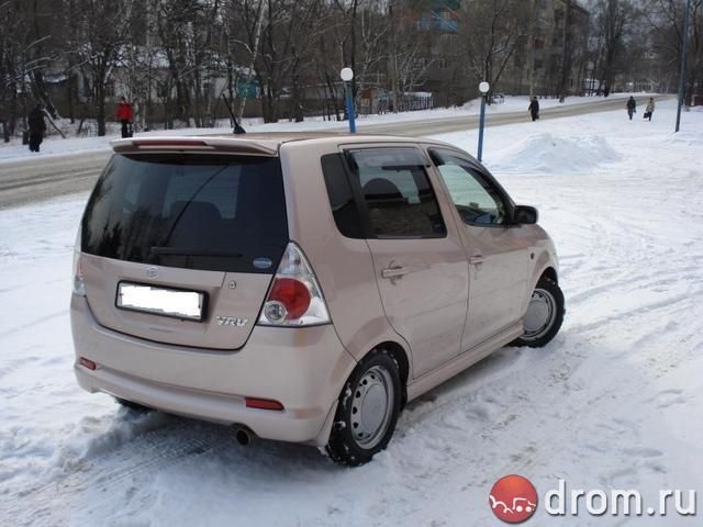 2002 Daihatsu YRV