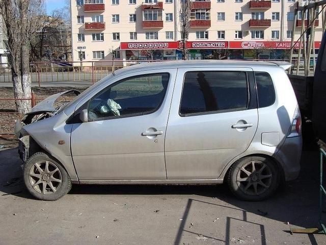 2002 Daihatsu YRV