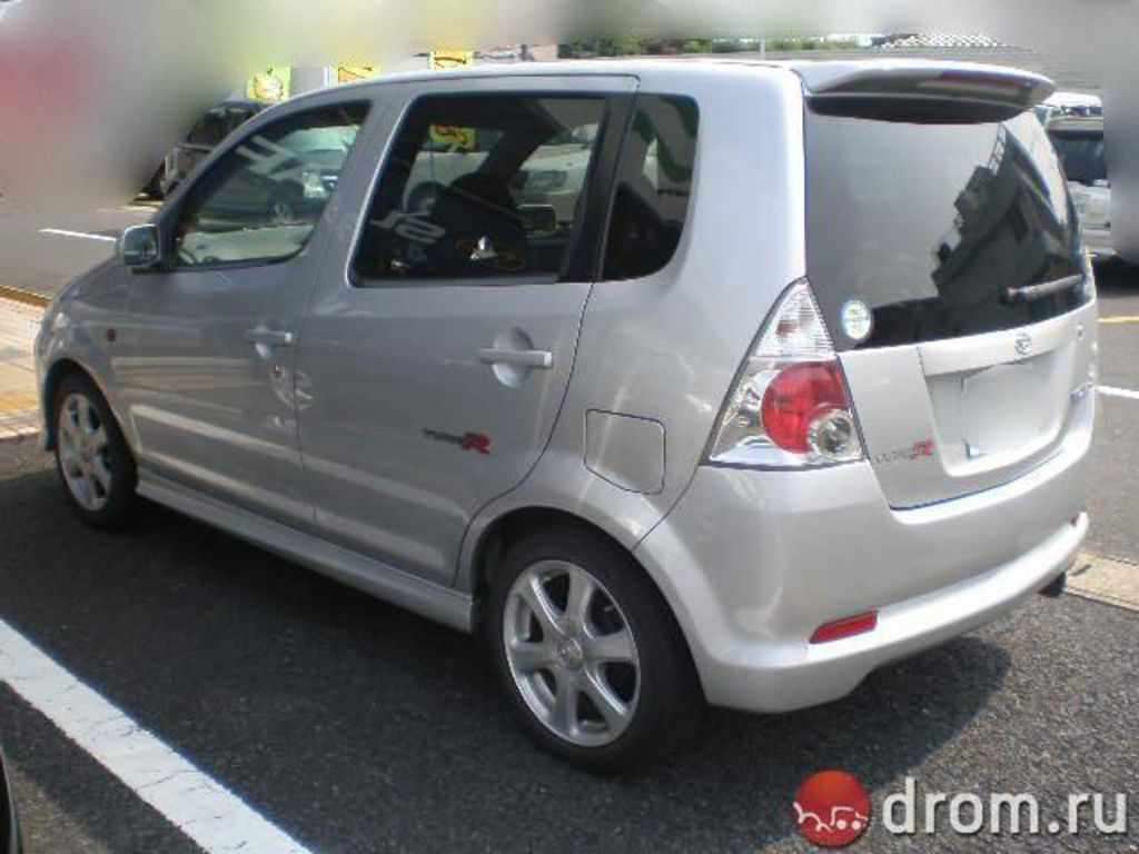 2002 Daihatsu YRV