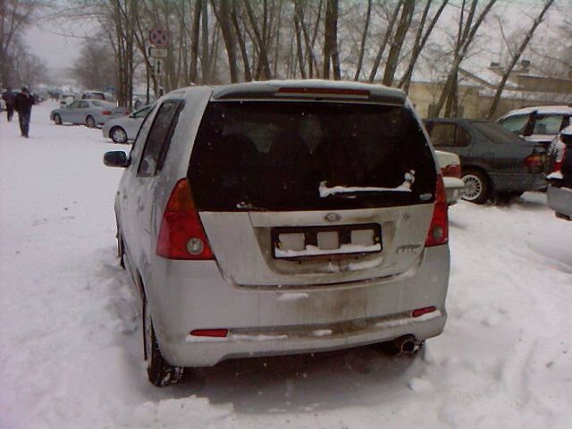 2002 Daihatsu YRV