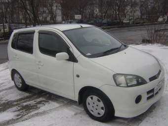 2002 Daihatsu YRV