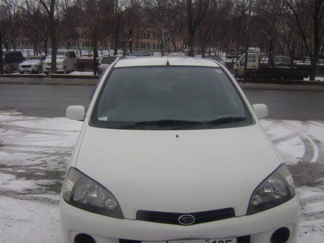 2002 Daihatsu YRV