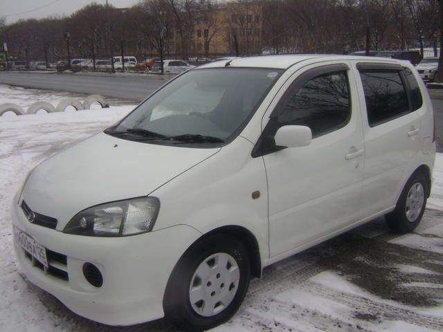2002 Daihatsu YRV