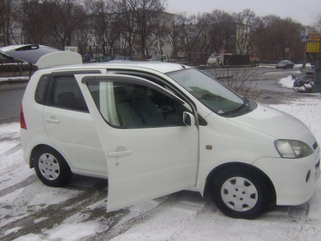 2002 Daihatsu YRV