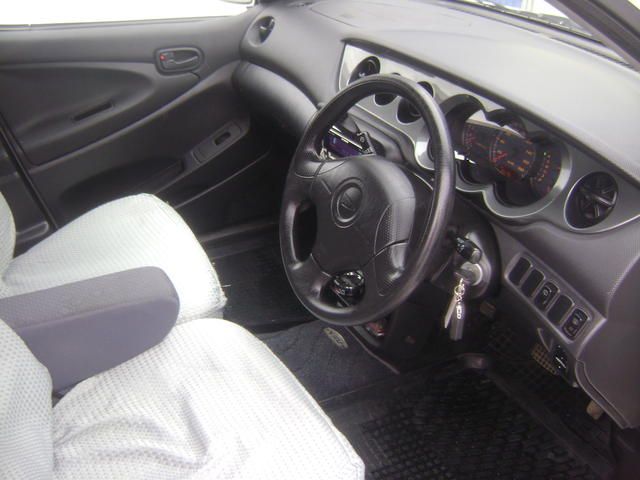 2002 Daihatsu YRV