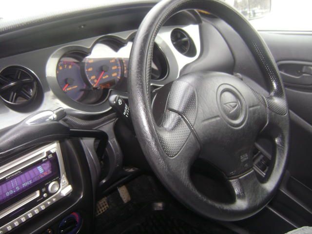 2002 Daihatsu YRV