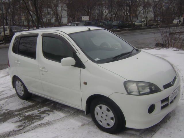2002 Daihatsu YRV