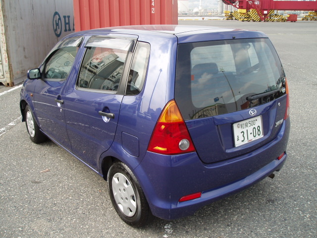 2002 Daihatsu YRV Photos