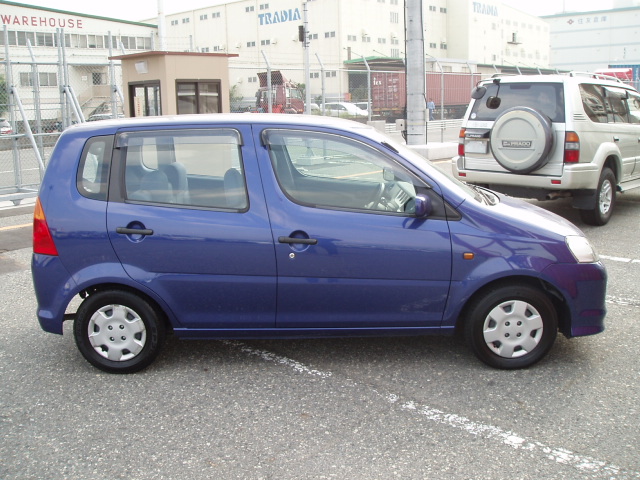 2002 Daihatsu YRV Photos