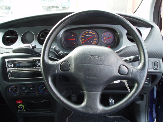 2002 Daihatsu YRV Pictures