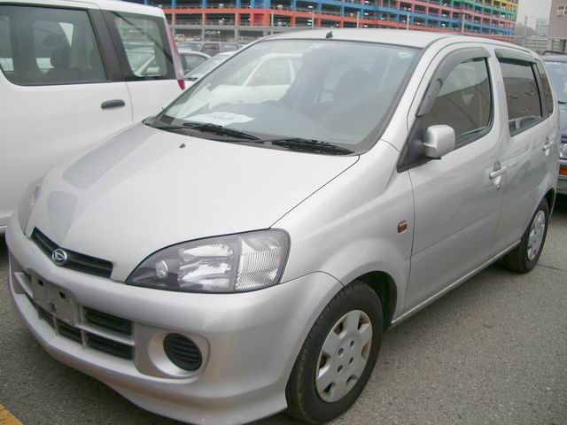 2002 Daihatsu YRV Pictures