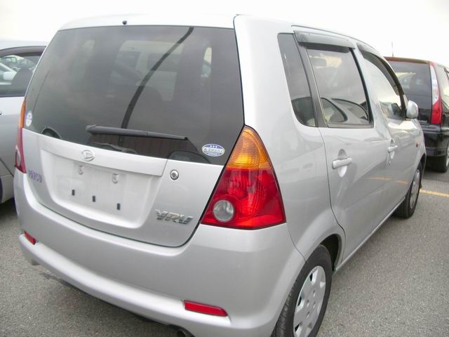 2002 Daihatsu YRV Photos