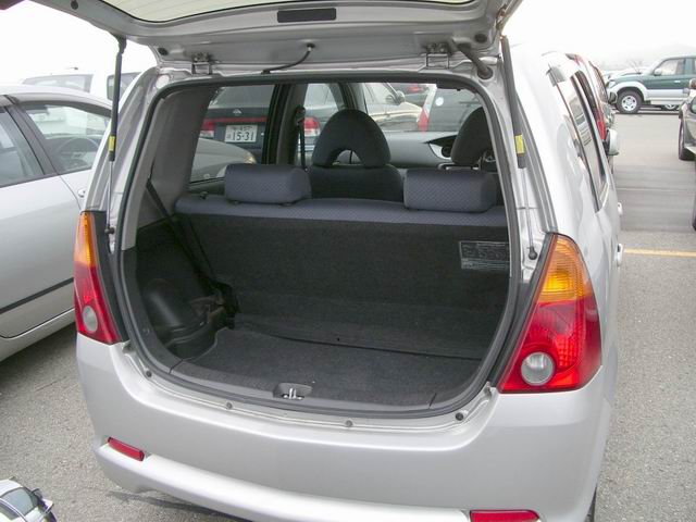 2002 Daihatsu YRV Photos