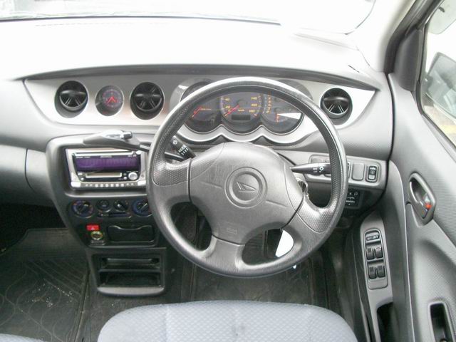 2002 Daihatsu YRV Photos
