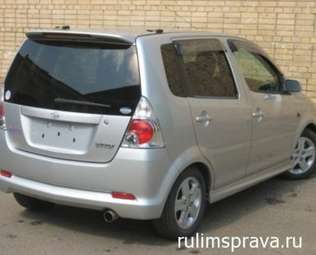 2002 Daihatsu YRV Photos