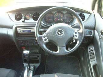 2002 Daihatsu YRV Photos