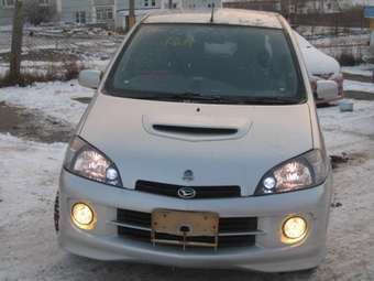 2002 Daihatsu YRV Photos