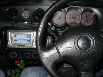 2002 Daihatsu YRV Pictures