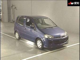 2002 Daihatsu YRV Pictures