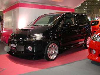 2002 Daihatsu YRV Images