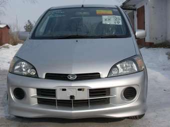2002 Daihatsu YRV Photos