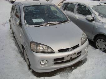 2002 Daihatsu YRV Photos