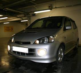 2002 Daihatsu YRV Photos