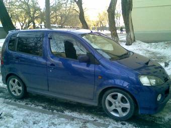 2002 Daihatsu YRV Pictures