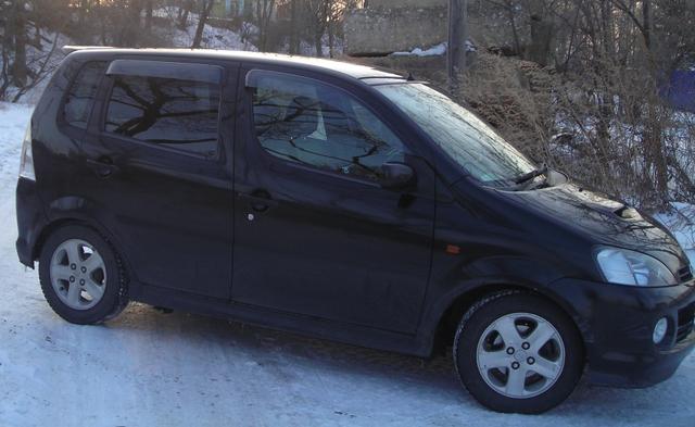 2002 Daihatsu YRV