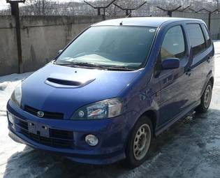 2002 Daihatsu YRV Pictures