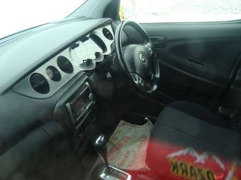2002 Daihatsu YRV Pictures