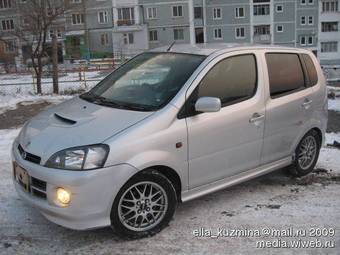 2002 Daihatsu YRV Pictures