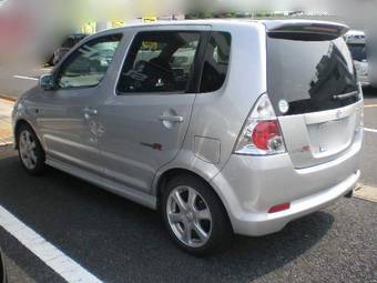 2002 Daihatsu YRV Pictures