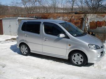 2002 Daihatsu YRV Pictures