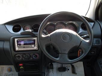 2002 Daihatsu YRV Photos
