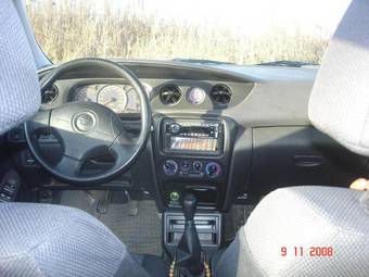 2002 Daihatsu YRV Pictures